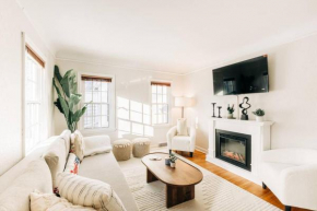 Enchanting and comfy urban cottage with renovated rustic den by Como Park & MN State Fair